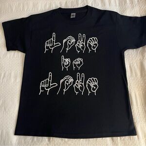 T-shirt Love is love, medium. Perfect condition. Sign language: LOVE IS LOVE.